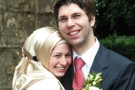 I følge islamske tradisjoner kan en muslim ha flere koner samtidig (maksimalt fire).